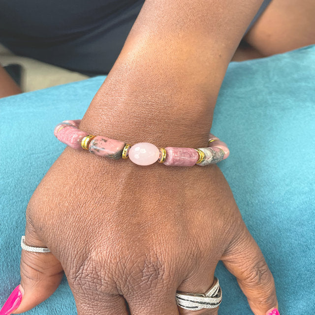 Rhodonite barrel-shaped stretch bracelet accented with Faceted Rose Quartz bead